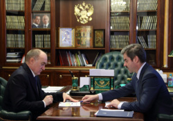 Редин (справа) доложил Дубровскому о снижении безработицы в Челябинской области