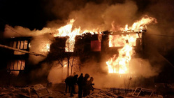 Огонь быстро распространился по дому, пожарным не удалось отстоять здание