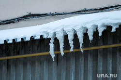 Сосульки, снег на крышах и грязь. Екатеринбург, сосульки, снег на крыше