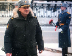 Сергей Шойгу возложил цветы к памятнику маршала Жукова