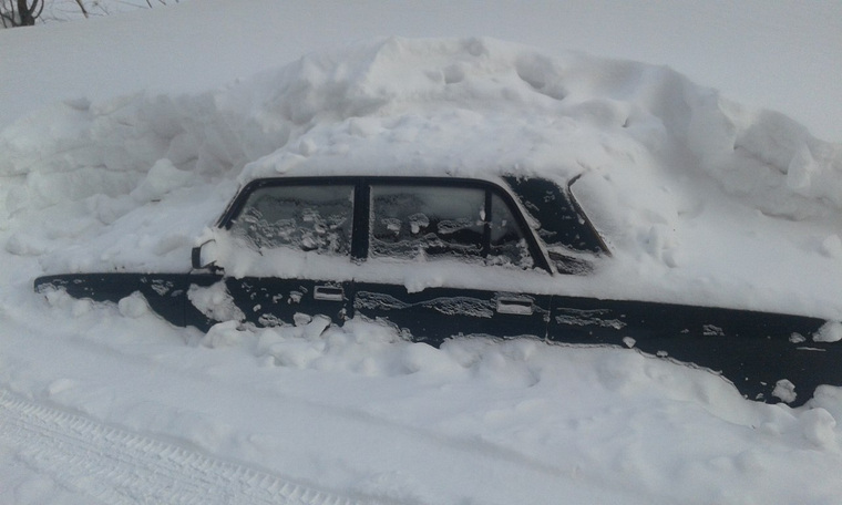 Еще пару месяцев — и машина навсегда исчезнет под снегом