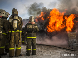 Пожар на улице Карьерной, 30. Екатеринбург, мчс, пожар, пожарная охрана, огонь