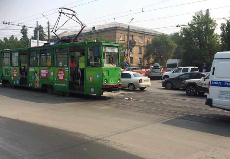 Жуткое происшествие парализовало движение на одной из главных улиц Тракторозаводского района