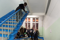На лестнице в гимназии №69 скопилось более ста человек