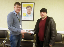 Пассажир Александр Гурских (справа) получил свои вещи в целости и сохранности