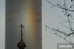 Солнечное гало в Екатеринбурге, крест, церковь, радуга, небоскреб, вера, христианство, часовня святой екатерины, бц высоцкий, рпц, спектр, солнечное гало, православие