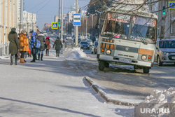 Проблемы уборки дорог от снега  в Кургане , пазик, остановочный комплекс, наледь на дороге
