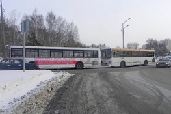 В Тобольске 16 февраля столкнулись два автобуса. Пять человек пострадали, среди них ребенок.