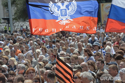 Митинг за мир в Донецке. Украина, митинг, толпа, донецкая народная республика, флаг днр