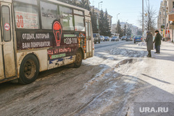 Проблемы уборки дорог от снега  в Кургане , колея, автобус, остановочный комплекс, наледь на дороге