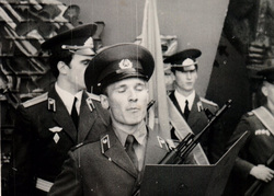 Владимир Якушев принимает военную присягу, 1986 г.
