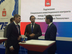 Денис Мантуров (в центре) проверил, договорились ли глава Прикамья и инвестор