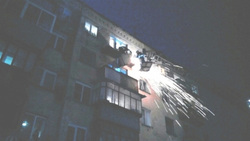 Спасатели демонтировали опасное ограждение балкона
