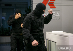 Обыск в "Ренова". Москва, ренова, фсб, силовики, жест рукой, маски-шоу