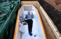 Пенсионер из Белфаста ведет онлайн-трансляцию из могилы