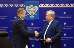 Владимир Дмитрук (слева) подписал соглашение с Иваном Костогризом (справа)