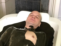 Алексей Кудрик купается в ванне, заполненной неизвестной черной жижей