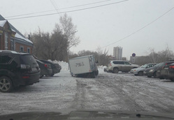Грузовой автомобиль провалился на ул Максима Горького у входа в ЦПКиО