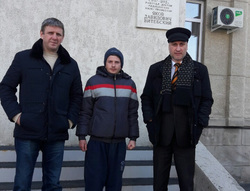 Правозащитник Александр Андрюков (справа) отстаивает интересы сироты Александра Максимова (в центре)
