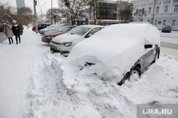 Зимний Екатеринбург, зима, сугроб, брошенная машина, снег в городе, улица малышева