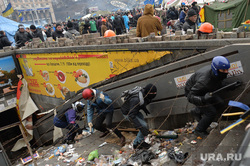 Майдан. Киев, колючая проволока, беспорядки, баррикады