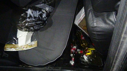 В салоне машины нашли много бутылок алкоголя