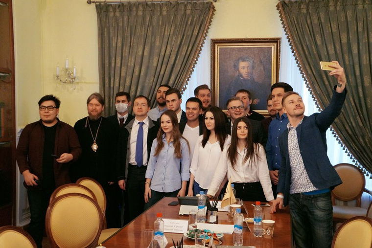 Первое фото Мединского со встречи с видеоблогерами