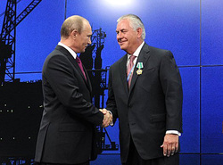 Рекс Тиллерсон (справа) в Москве хочет встретиться с Путиным (архивный снимок)