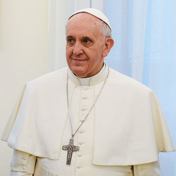 Папа Римский едва не остался без шляпы