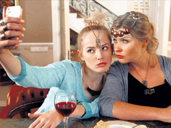 Актриса из известного сериала Юлия Колмогорова (справа) лишилась в Перми дорогой иномарки