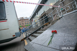 Теракт в Санкт-Петербурге (перезалил). Санкт-Петербург, теракт, метро, сенная площадь, оцепление, цветы