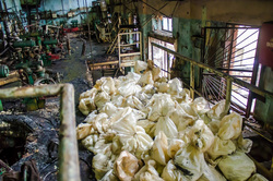 После закрытия завода на его территории были брошены десятки тонн тротила