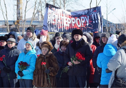 Сотни салехардцев пришли почтить память погибших во время взрывов метро в Санкт-Петербурге