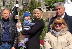 Мария Максакова (в центре) пришла на кладбище вместе с годовалым сыном