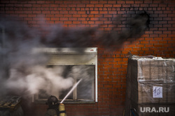 Пожар на улице Карьерной, 30. Екатеринбург, дым, пожар, тушение огня