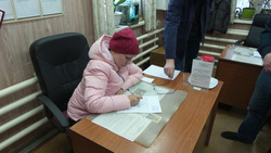 Наталья Теплых пишет заявление в УМВД по Екатеринбургу