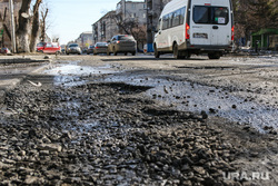 Разбитая дорога по улице Станционная в Кургане., разбитая дорога, улица станционная, ямы в асфальте