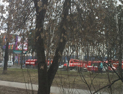 На место стянуты пожарные машины