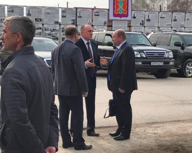 Факт недавней беседы «на троих» (Сергей Давыдов (справа) разговаривает с Борисом Дубровским и главой аппарата губернатора и правительства Евгением Голицыным) теперь воспринимается по-иному