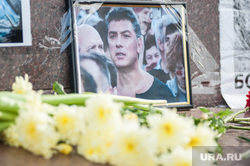 Акция памяти, посвященная годовщине смерти оппозиционера Бориса Немцова. Екатеринбург, акция памяти, немцов борис, возложение цветов