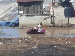 Лужа-капкан в Тюмени "поймала" с десяток автомобилей