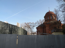 Территория церкви огорожена высоким забором