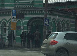 В центре Перми бойцы Росгвардии выводят людей из мечети