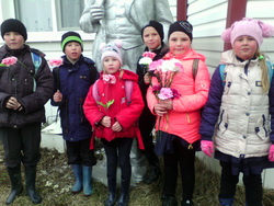В последнее время к памятнику Ленина стали снова приходить дети