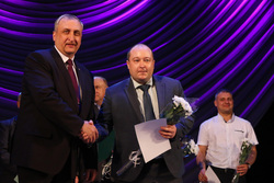 Лучших работников наградил Александр Константинов (слева)