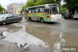 Дорожные проблемы Курган, улица куйбышева, автобус, лужа на проезжей части