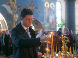Александр Новак поставил свечку в сургутском храме