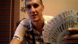 Александр Каюмов любит фотографироваться с деньгами