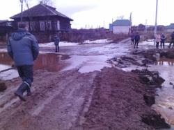 Мост скрылся под водой