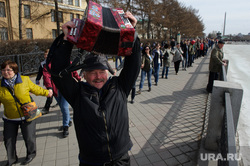 Акция Обнять пруд - 2. Екатеринбург, баян, гармошка, гармонист, набережная городского пруда, акция обними пруд